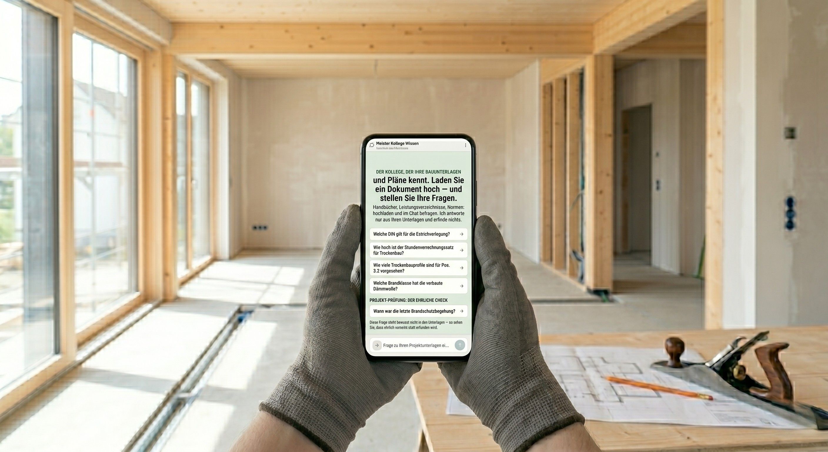 Handwerker mit Meister Kollege auf dem Tablet – die KI, die deinen Betrieb kennt.
